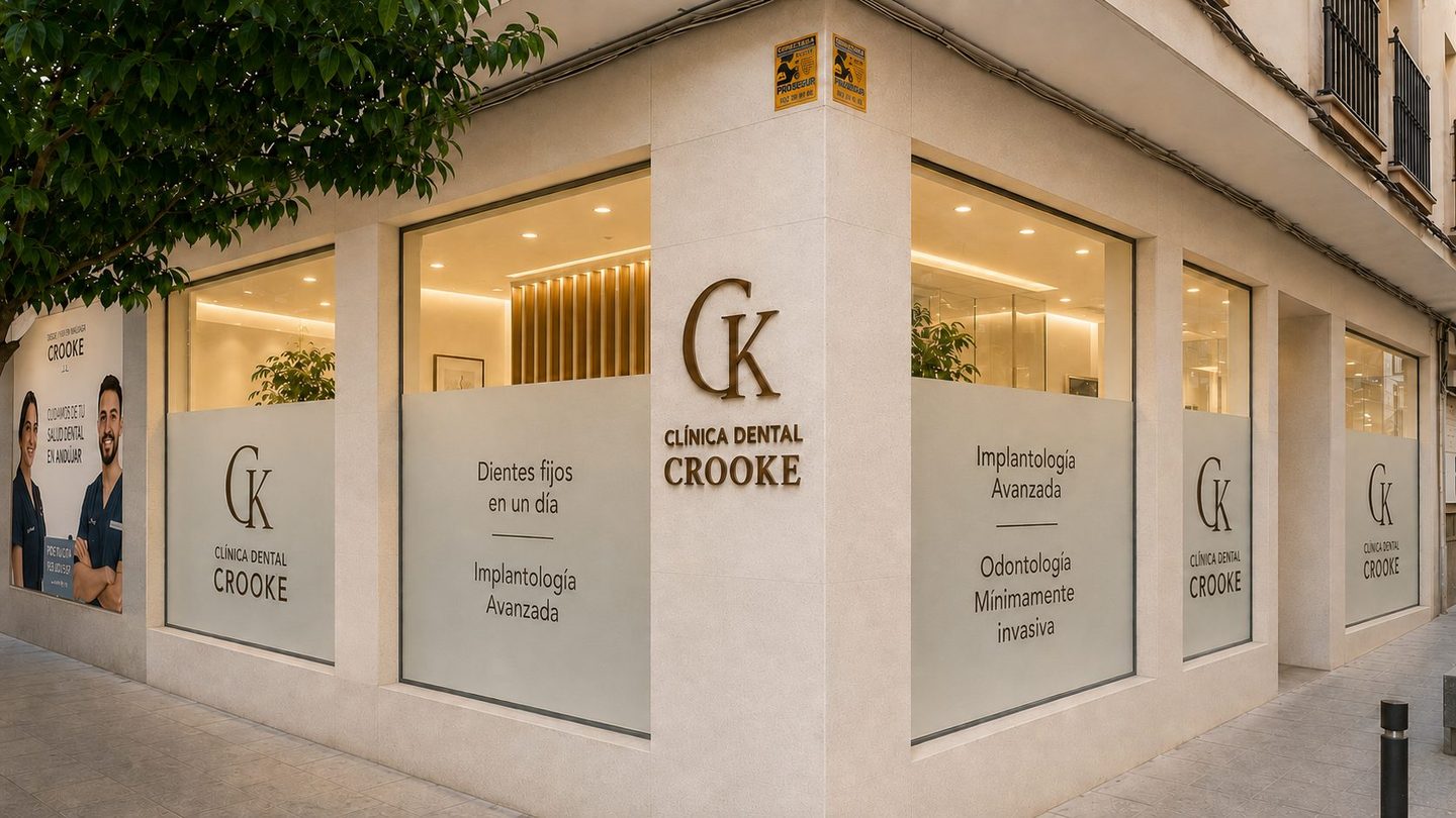 Fachada de la Clínica Dental Crooke en Andújar, en la calle Ollerías