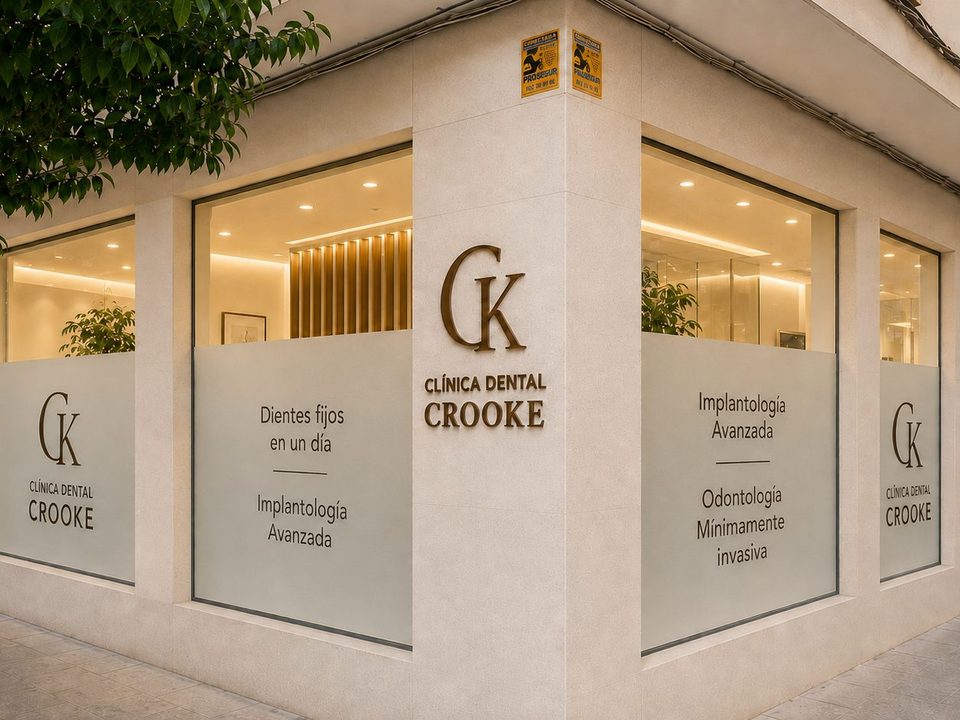 Escaparate de la Clínica Dental Crooke de Andújar con los tratamientos rotulados