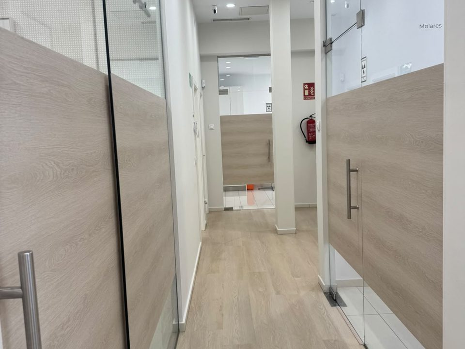 Pasillo de acceso a los gabinetes de la clínica de Andújar
