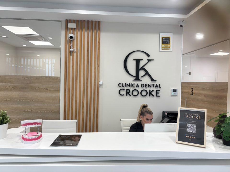 Recepción de la clínica de Andújar con el rótulo de Clínica Dental Crooke